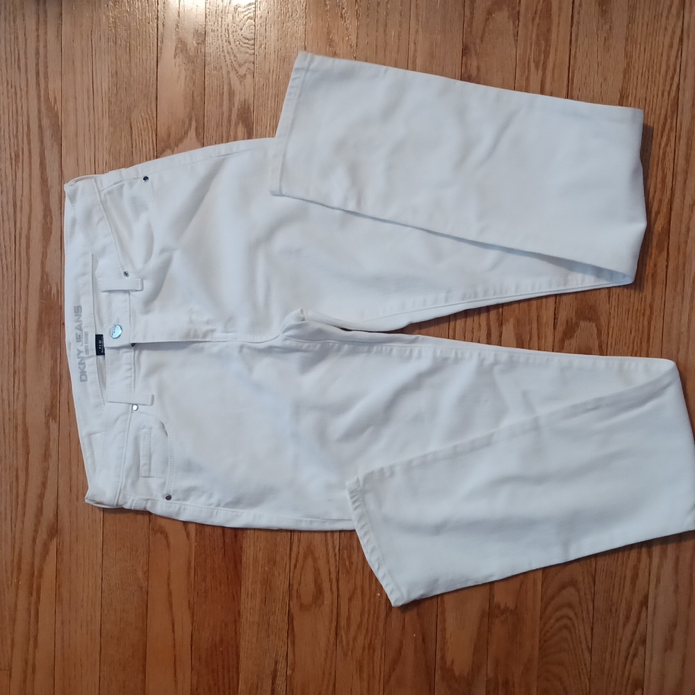 DKNY jeans size for Linksys 32 no marks or anything on it look brand new